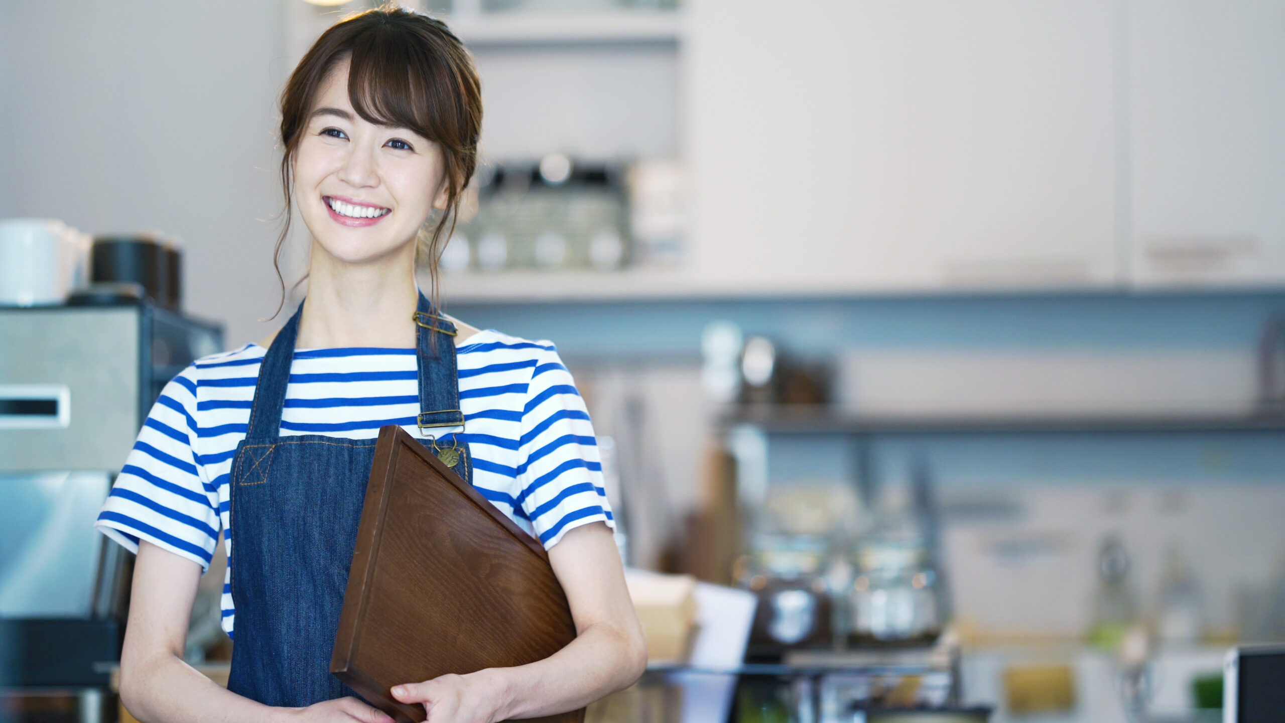 アイドルの生活は売れるまでは副業が必要な場合が多い